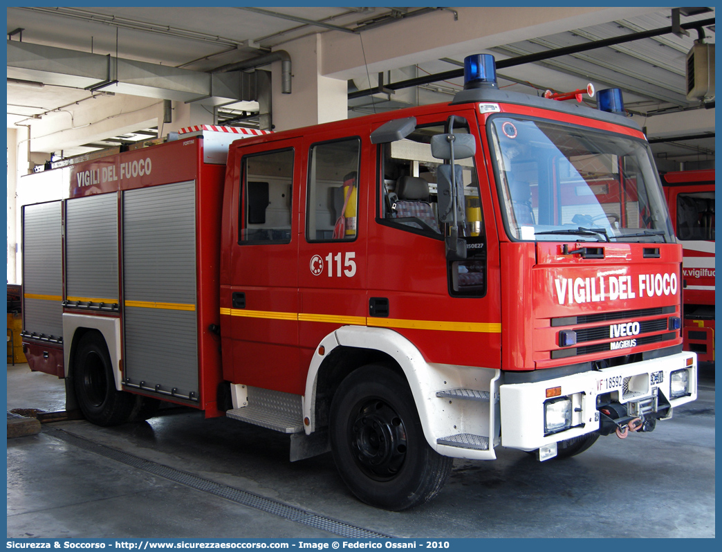 VF 18592
Corpo Nazionale Vigili del Fuoco
Iveco Magirus EuroFire 150E27 I serie
(variante)
Parole chiave: VVF;V.V.F.;Corpo;Nazionale;Vigili;del;Fuoco;AutoPompaSerbatoio;APS;A.P.S.;Iveco;Magirus;EuroFire;150E27