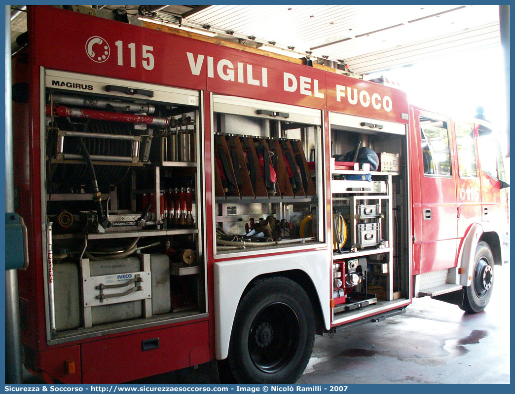 VF 18938
Corpo Nazionale Vigili del Fuoco
Iveco Magirus EuroFire 150E27 I serie
Parole chiave: VVF;V.V.F.;Corpo;Nazionale;Vigili;del;Fuoco;AutoPompaSerbatoio;APS;A.P.S.;Iveco;Magirus;EuroFire;150E27