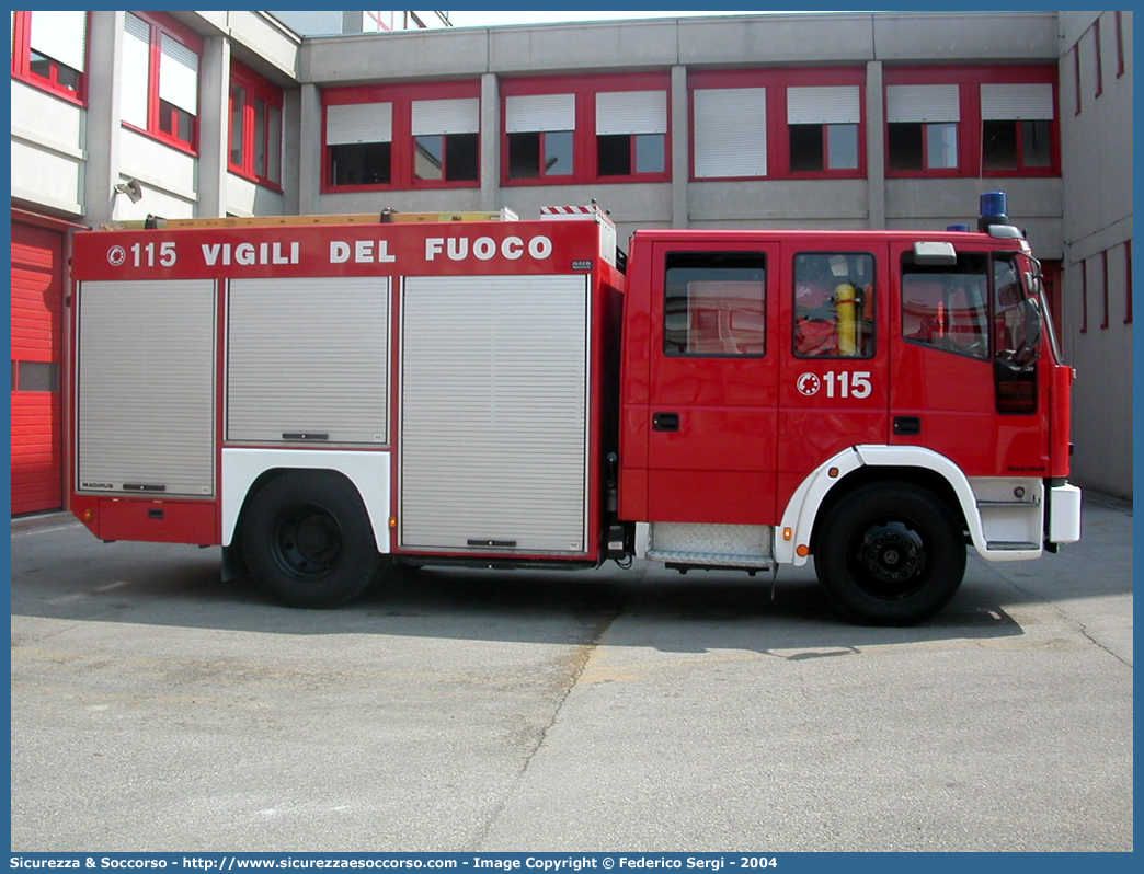 VF 18959
Corpo Nazionale Vigili del Fuoco
Iveco Magirus EuroFire 150E27 I serie
Parole chiave: VVF;V.V.F.;Corpo;Nazionale;Vigili;del;Fuoco;AutoPompaSerbatoio;APS;A.P.S.;Iveco;Magirus;EuroFire;150E27