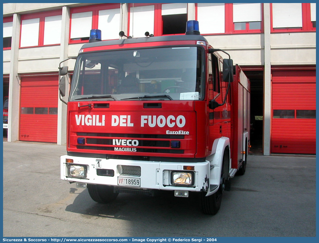 VF 18959
Corpo Nazionale Vigili del Fuoco
Iveco Magirus EuroFire 150E27 I serie
Parole chiave: VVF;V.V.F.;Corpo;Nazionale;Vigili;del;Fuoco;AutoPompaSerbatoio;APS;A.P.S.;Iveco;Magirus;EuroFire;150E27