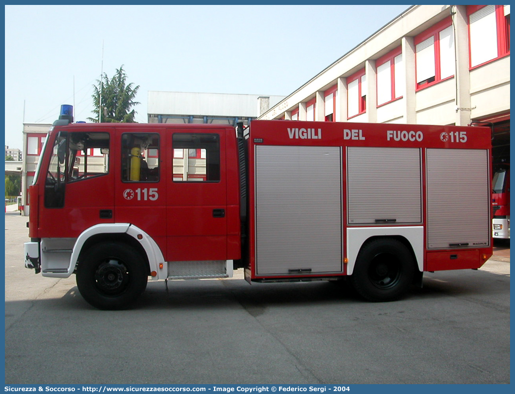 VF 18959
Corpo Nazionale Vigili del Fuoco
Iveco Magirus EuroFire 150E27 I serie
Parole chiave: VVF;V.V.F.;Corpo;Nazionale;Vigili;del;Fuoco;AutoPompaSerbatoio;APS;A.P.S.;Iveco;Magirus;EuroFire;150E27