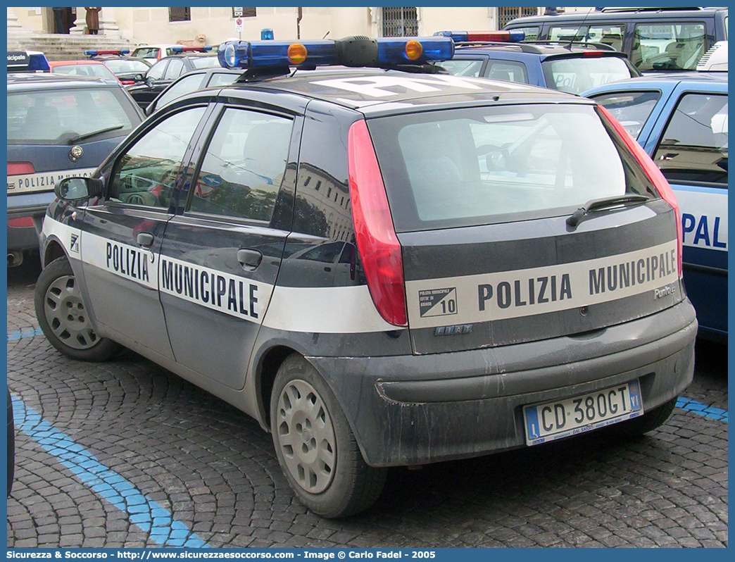 -
Polizia Municipale
Comune di Asiago
Fiat Punto II serie
Parole chiave: PL;P.L.;PM;P.M.;Polizia;Locale;Municipale;Asiago;Fiat;Punto