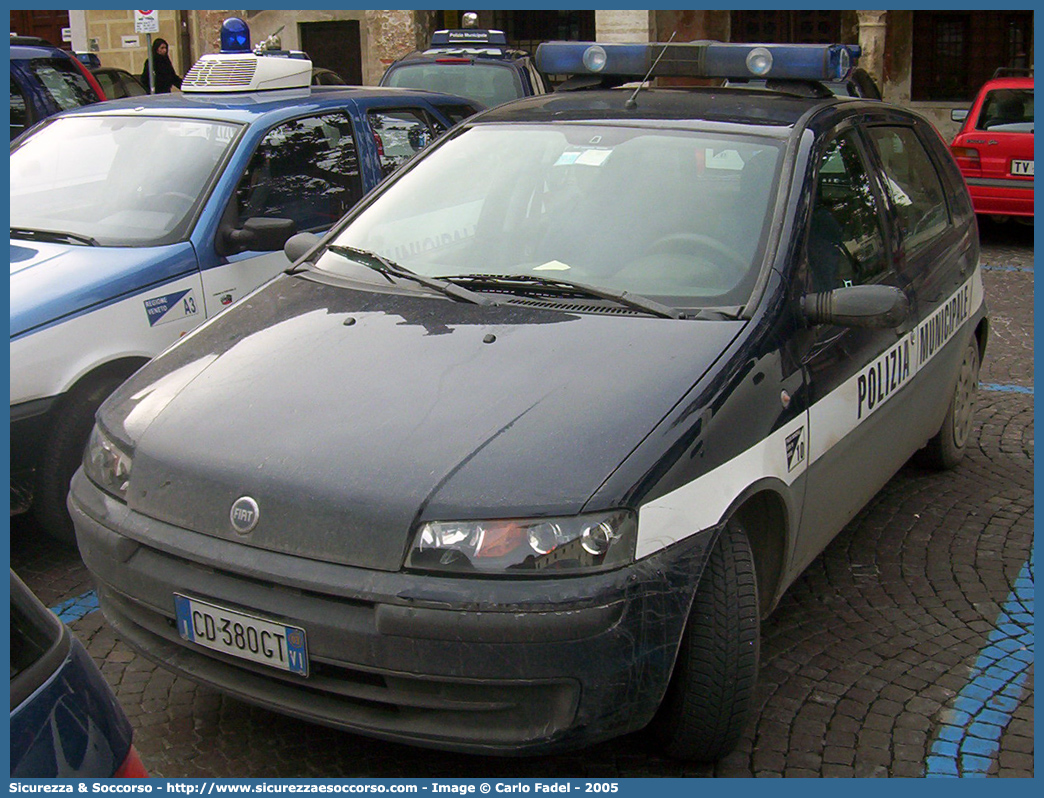 -
Polizia Municipale
Comune di Asiago
Fiat Punto II serie
Parole chiave: PL;P.L.;PM;P.M.;Polizia;Locale;Municipale;Asiago;Fiat;Punto