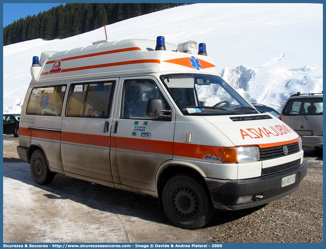 7
SUEM 118 Bassano Asiago
Azienda ULSS 7 - Pedemontana
Volkswagen Transporter T4
Allestitore Aricar S.p.A.
Parole chiave: 118;SUEM;S.U.E.M.;Bassano;Asiago;Vicenza;Ambulanza;Volkswagen;Transporter;T4;Aricar