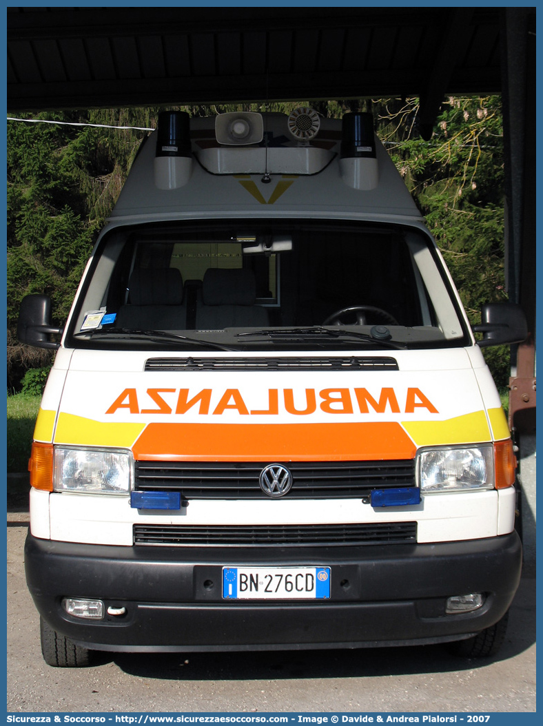 4
SUEM 118 Bassano Asiago
Azienda ULSS 7 - Pedemontana
Volkswagen Transporter T4
Allestitore Mariani Fratelli S.r.l.
Parole chiave: 118;SUEM;S.U.E.M.;Bassano;Asiago;Vicenza;Ambulanza;Volkswagen;Transporter;T4;Mariani Fratelli