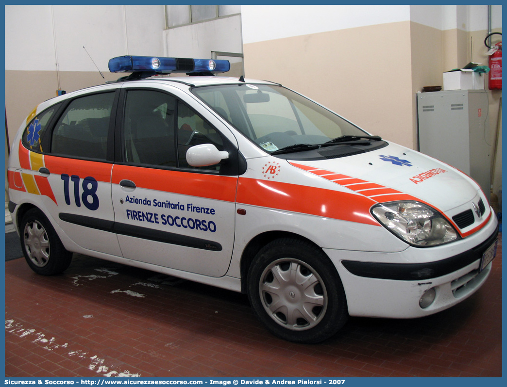 ALFA MIKE 03
118 Firenze Soccorso
Renault Scenic I serie
Allestitore Alessi e Becagli S.n.c.
(variante)
Parole chiave: 118;Firenze;Soccorso;Automedica;Renault;Scenic;Alessi e Becagli