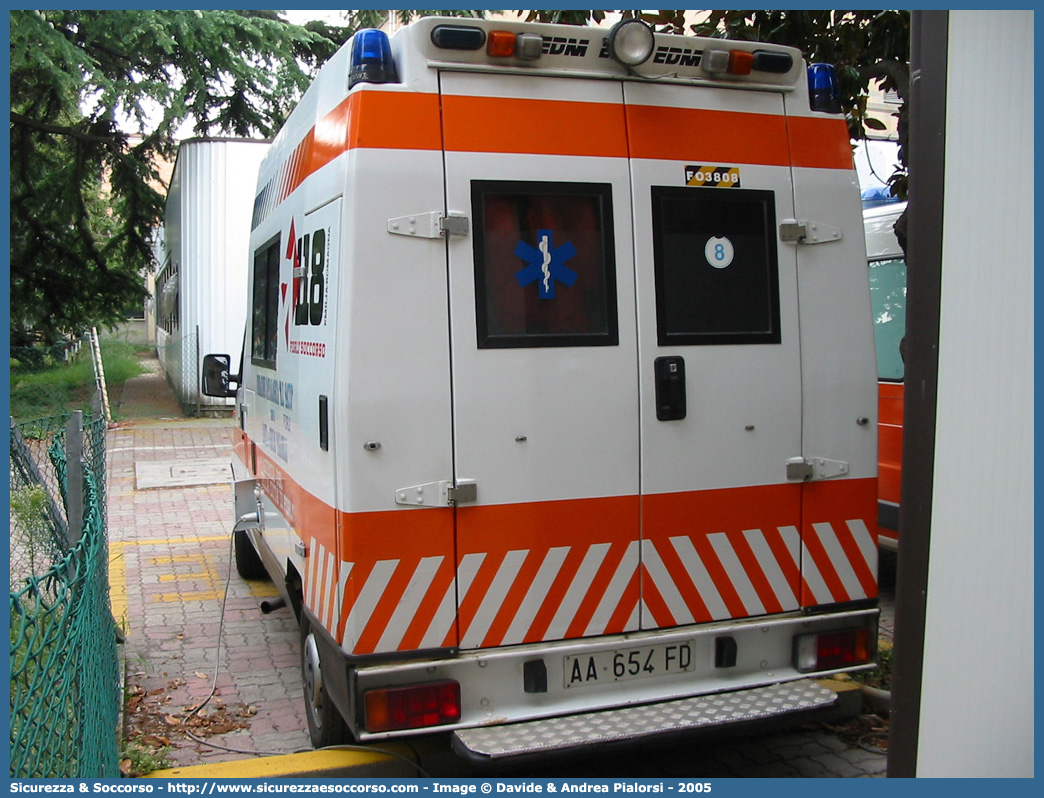 FO 08
118 Romagna Soccorso
Ambito Territoriale di Forlì
Fiat Ducato II serie
Allestitore EDM S.r.l.
Parole chiave: 118;Romagna;Soccorso;Forlì;Ambulanza;Fiat;Ducato;EDM