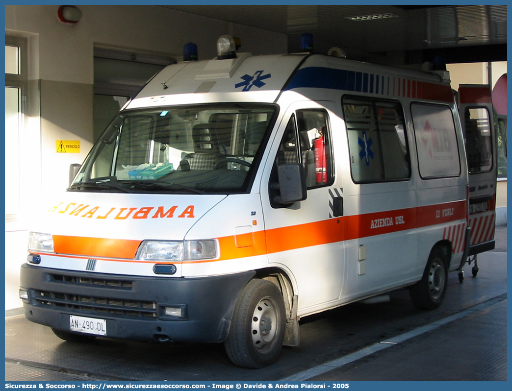 FO 3809
118 Romagna Soccorso
Ambito Territoriale di Forlì
Fiat Ducato II serie
Allestitore EDM S.r.l.
(variante)
Parole chiave: 118;Romagna;Soccorso;Forlì;Ambulanza;Fiat;Ducato