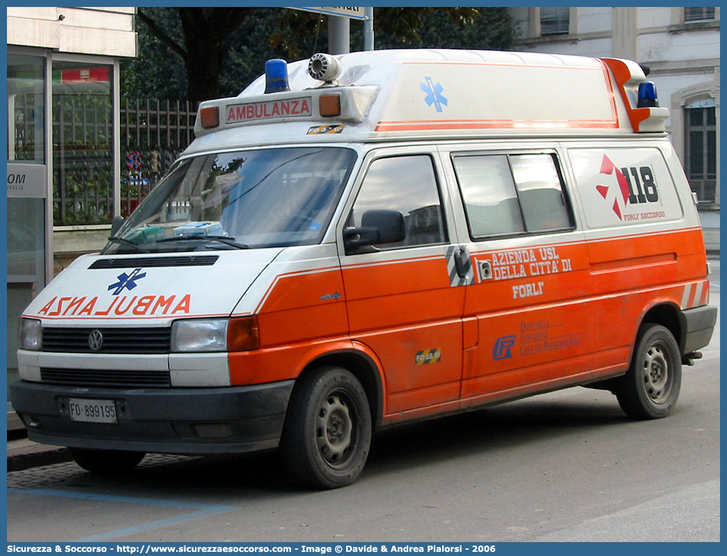 FO 10
118 Romagna Soccorso
Ambito Territoriale di Forlì
Volkswagen Transporter T4
Allestitore Grazia
Parole chiave: 118;Romagna;Soccorso;Forlì;Ambulanza;Volkswagen;Transporter;T4;Grazia