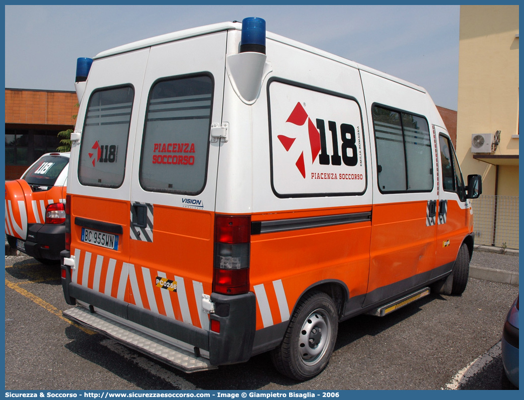 PC 0256
118 Piacenza Soccorso
Fiat Ducato II serie
Allestitore Vision S.r.l.
Parole chiave: 118;Piacenza;Soccorso;Ambulanza;Autoambulanza;Fiat;Ducato;Vision