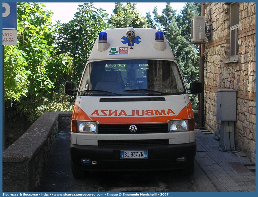 -
118 Umbria Soccorso
Azienda USL Umbria 2
Volkswagen Transporter T4
Allestitore MAF S.n.c.
Parole chiave: 118;Umbria;Soccorso;Terni;Ambulanza;Volkswagen;Transporter;T4;MAF