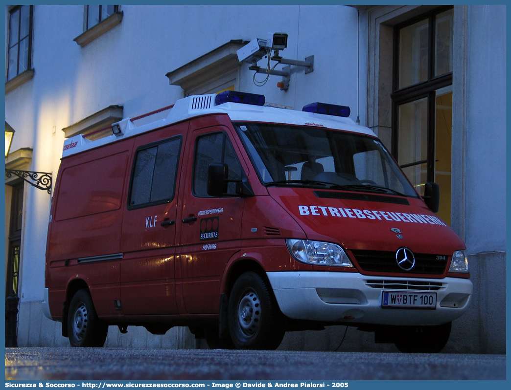 -
Republik Österreich
Feuerwher Hofburg
Mercedes Benz Sprinter 314 I generation facelift
Conversion by Rosenbauer International A.G.
Parole chiave: Republik;Österreich;Feuerwher;Hofburg;Mercedes Benz;Sprinter;Rosenbauer