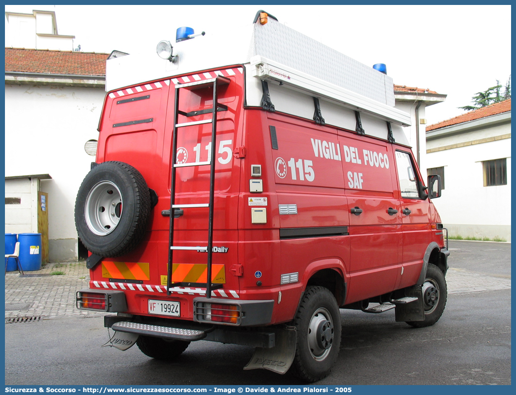 VF 19924
Corpo Nazionale Vigili del Fuoco
Nucleo Speleo Alpino Fluviale
Iveco Daily 40-10 4x4 II serie
Parole chiave: VVF;V.V.F.;Corpo;Nazionale;Vigili;del;Fuoco;Iveco;Daily;40-10;SAF;S.A.F.;Speleo;Alpino;Fluviale