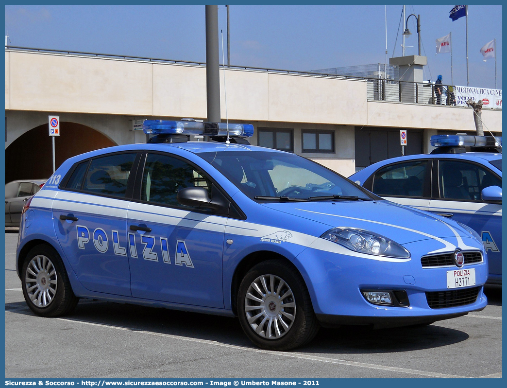 Polizia H3771
Polizia di Stato
Squadra Volante
Fiat Nuova Bravo
(I fornitura)
Parole chiave: PS;P.S.;Polizia;Polizia di Stato;Squadra;Volante;Fiat;Nuova;Bravo;H3771