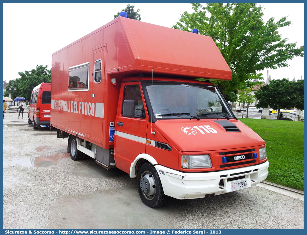 VF 19990
Corpo Nazionale Vigili del Fuoco
Iveco Daily 35-10 II serie
Parole chiave: Corpo;Nazionale;Vigili del Fuoco;Vigili;Fuoco;AutoFurgone;Unità;Unita;Comando;Crisi;Locale;Logistico;Posto;Avanzato;AF/UCL;AF;UCL;Iveco;Daily;35-10