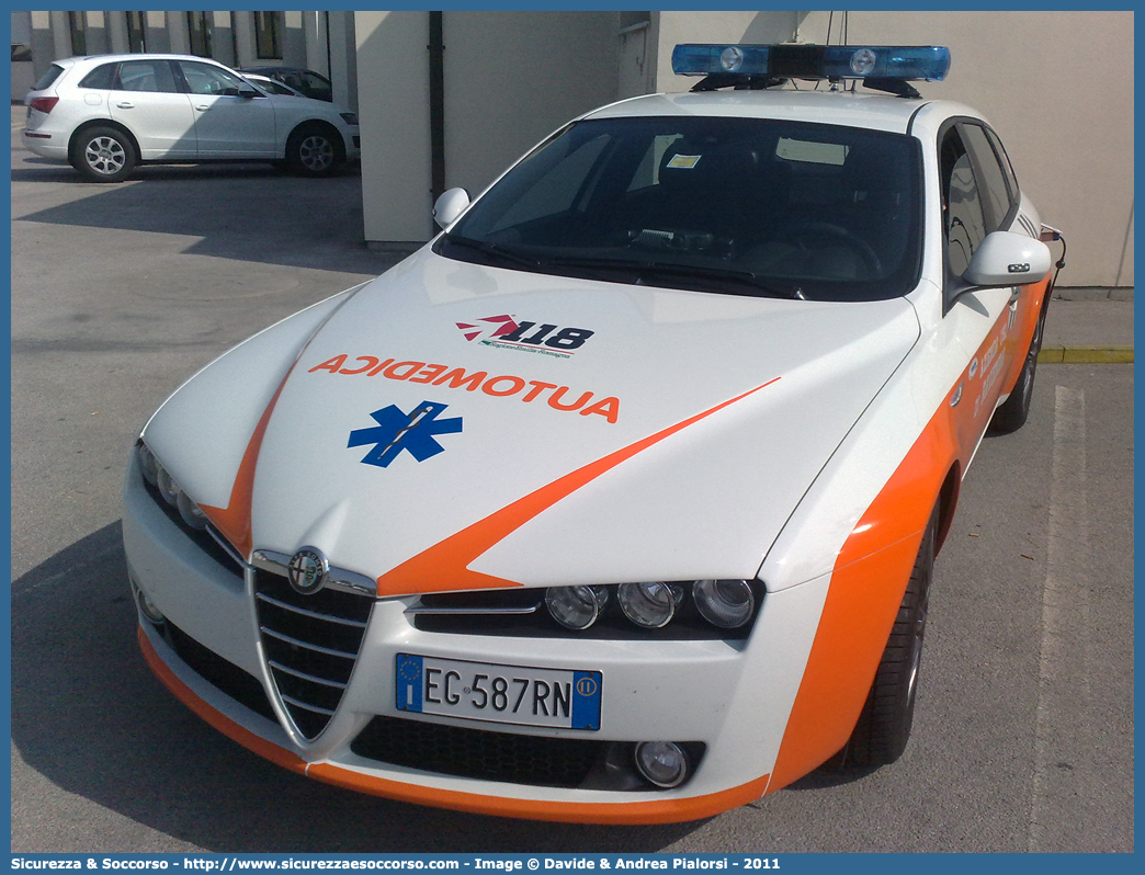 MIKE 01
118 Romagna Soccorso
Ambito Territoriale di Ravenna
Alfa Romeo 159 Sportwagon
Allestitore Vision S.r.l.
(I variante)
Parole chiave: Alfa Romeo;159;Sportwagon;118;Romagna;Ravenna;Soccorso;Automedica;Automedicalizzata;Auto Medica;Auto Medicalizzata;Vision