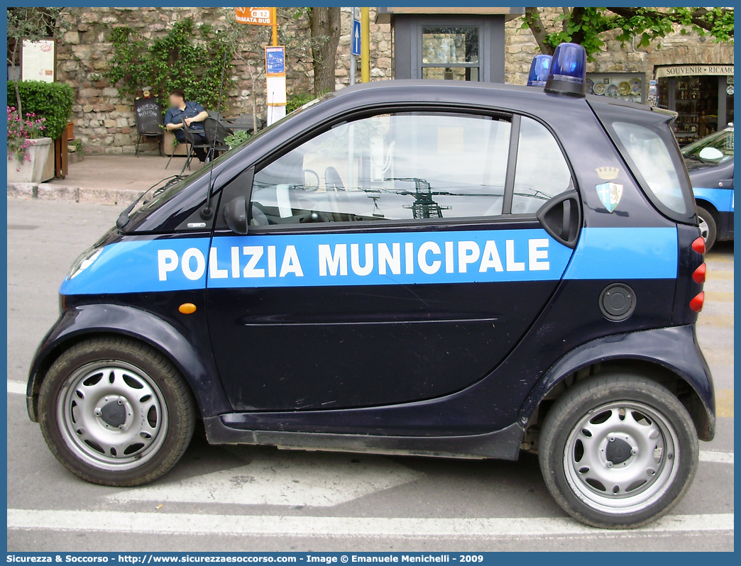 -
Polizia Municipale
Comune di Assisi
Smart ForTwo I serie restyling
Parole chiave: Polizia;Locale;Municipale;Assisi;Smart;ForTwo