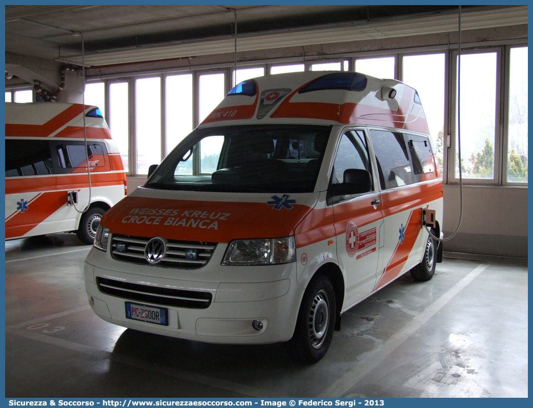 581 (WK 410)
Croce Bianca - Weisses Kreuz
Sezione Bolzano - Sektion Bozen
Volkswagen Transporter T5
Allestitore Ambulanz Mobile GmbH & Co. KG
Parole chiave: Croce Bianca;Weisses Kreuz;WK;Sezione;Bolzano;Sektion;Bozen;Volkswagen;Transporter;T5;Ambulanz;Mobile