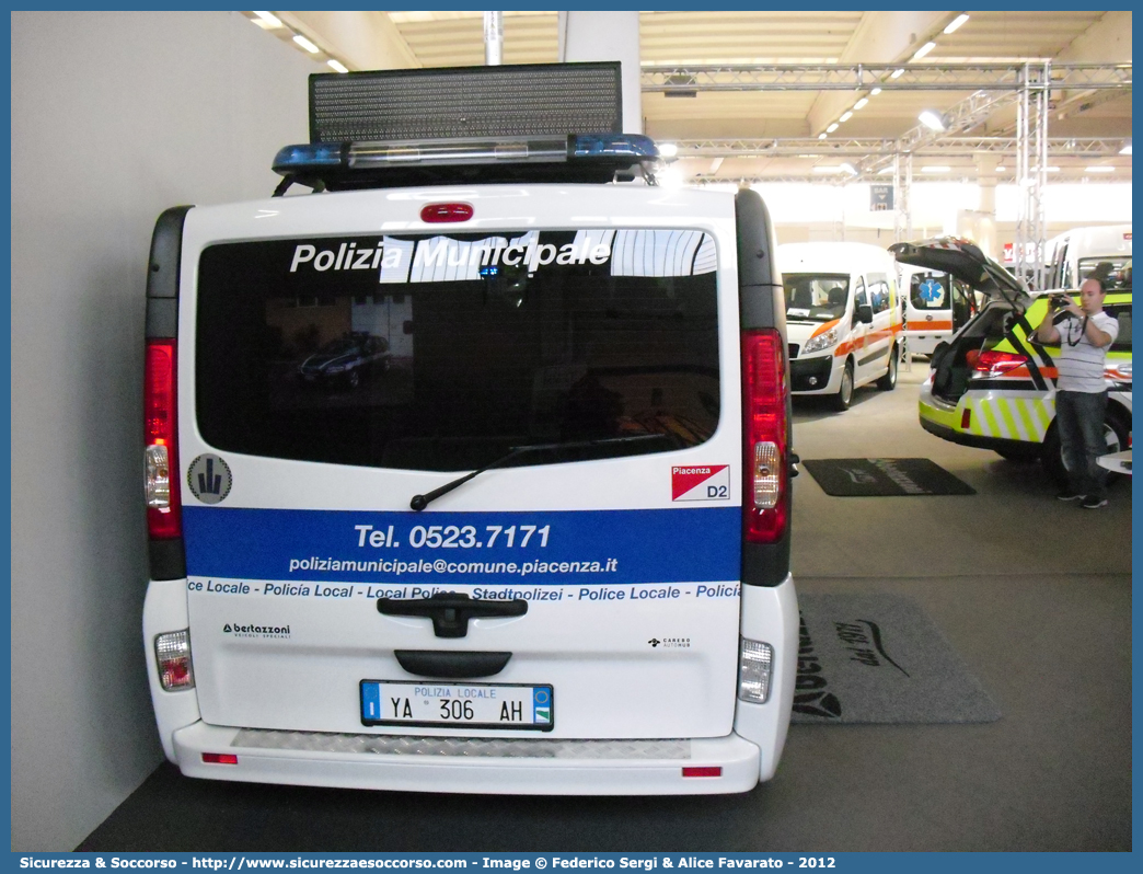 Polizia Locale YA306AH
Polizia Municipale
Comune di Piacenza
Renault Trafic III serie
Allestitore Bertazzoni S.r.l.
Parole chiave: Polizia;Locale;Municipale;Piacenza;Renault;Trafic;Bertazzoni;YA306AH;YA 306 AH