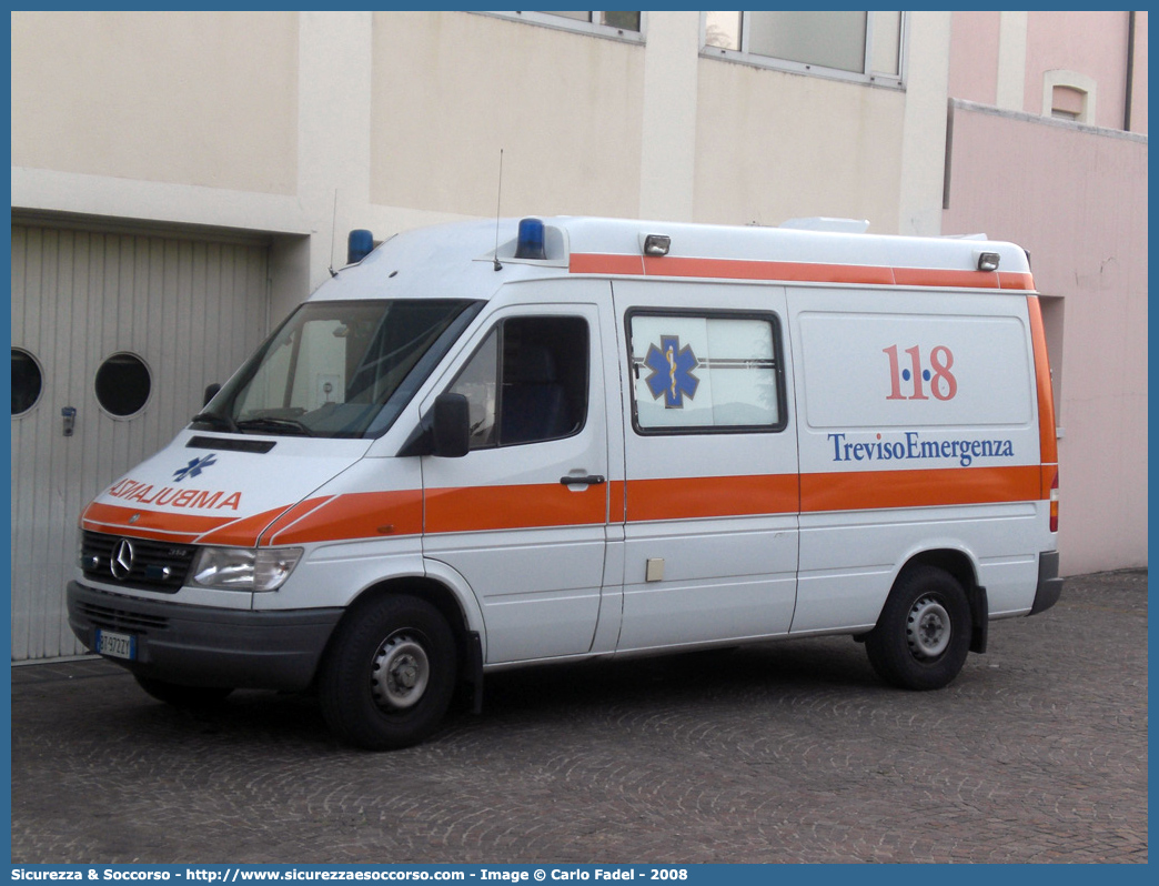 -
SUEM 118 Treviso Emergenza
Azienda ULSS 2 - Marca Trevigiana
Mercedes Benz Sprinter I serie
Allestitore MAF S.n.c.
Parole chiave: 118;SUEM;S.U.E.M.;Treviso;Emergenza;Ambulanza;Mercedes Benz;Sprinter;MAF