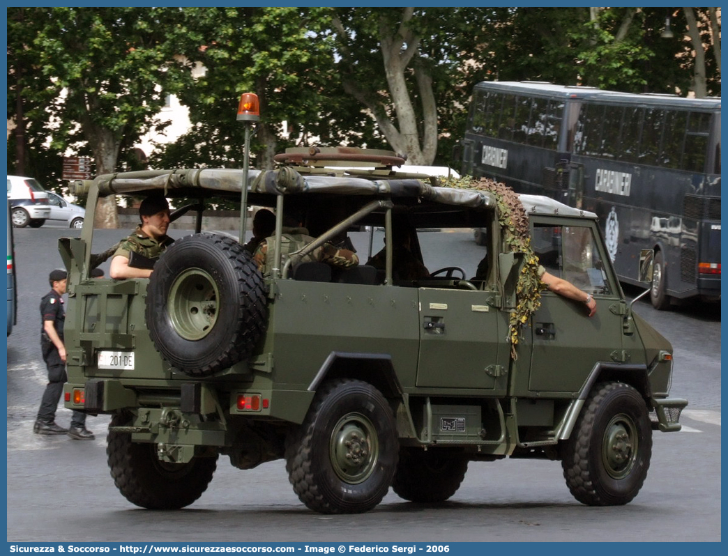 EI 201DE
Esercito Italiano
Iveco VM90T
Parole chiave: EI;E.I.;Esercito;Italiano;Mezzi da Cantiere;Trasporto Materiali;Supporto Logistico;Iveco;VM90;T;Torpedo;201DE