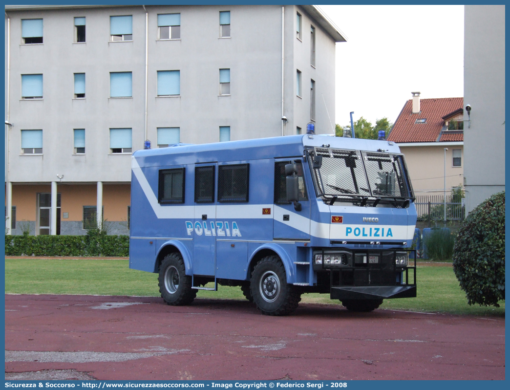 Polizia F7763
Polizia di Stato
Reparto Mobile
Iveco EuroCargo ML100E21 4x4
Allestitore Sperotto S.p.A.
Parole chiave: PS;P.S.;Polizia;di;Stato;Reparto;Mobile;Ordine;Pubblico;Iveco;EuroCargo;ML100E21;Sperotto