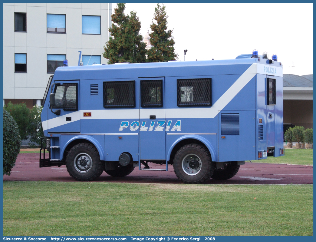 Polizia F7763
Polizia di Stato
Reparto Mobile
Iveco EuroCargo ML100E21 4x4
Allestitore Sperotto S.p.A.
Parole chiave: PS;P.S.;Polizia;di;Stato;Reparto;Mobile;Ordine;Pubblico;Iveco;EuroCargo;ML100E21;Sperotto