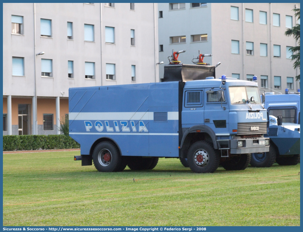 Polizia A7043
Polizia di Stato
Reparto Mobile
Iveco 190-30
(variante)
Parole chiave: A7043;Polizia di Stato;Reparto Mobile;Ordine Pubblico;Iveco 190-30;Idrante