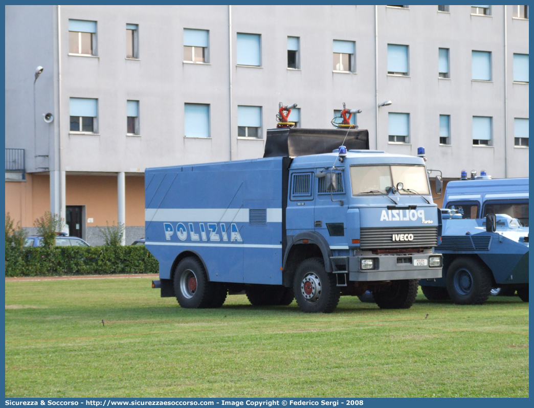 Polizia A7043
Polizia di Stato
Reparto Mobile
Iveco 190-30
(variante)
Parole chiave: A7043;Polizia di Stato;Reparto Mobile;Ordine Pubblico;Iveco 190-30;Idrante