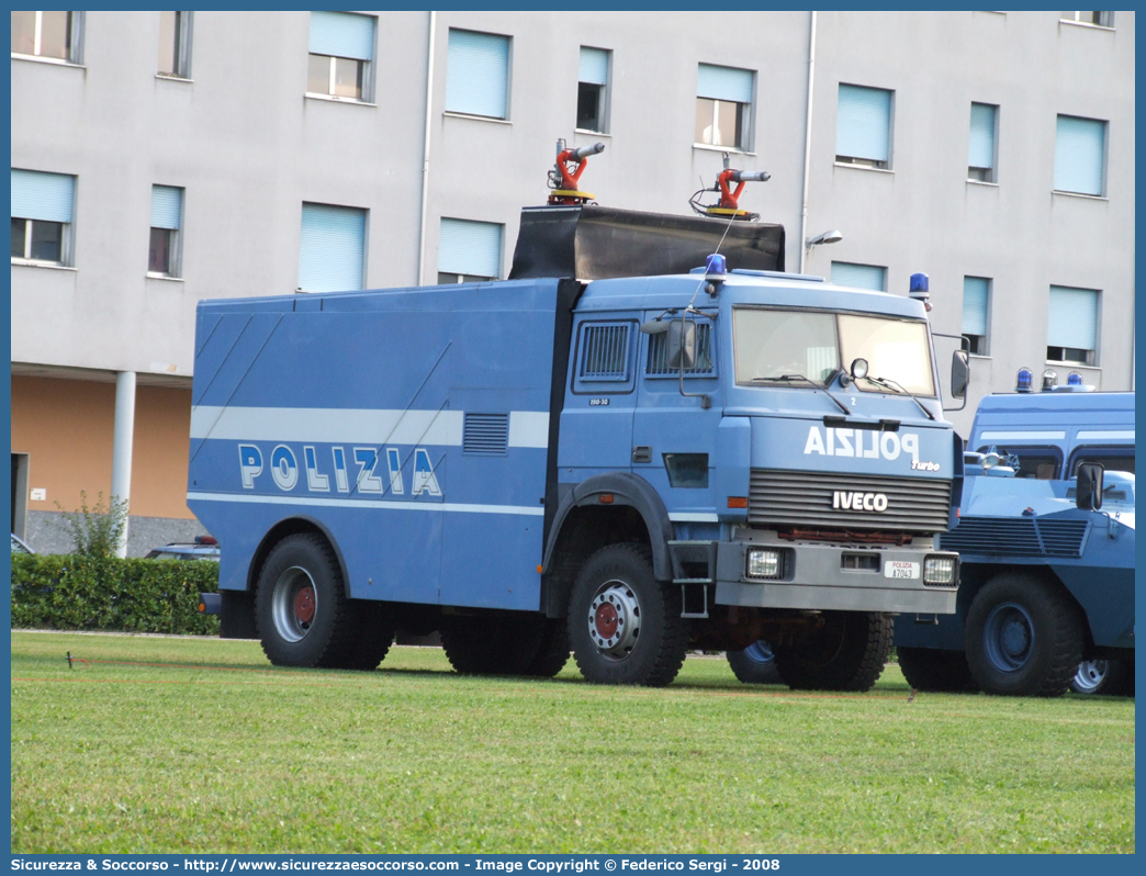 Polizia A7043
Polizia di Stato
Reparto Mobile
Iveco 190-30
(variante)
Parole chiave: A7043;Polizia di Stato;Reparto Mobile;Ordine Pubblico;Iveco 190-30;Idrante