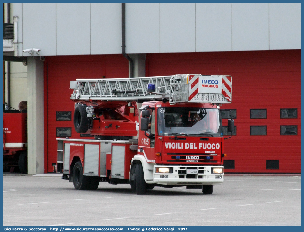 VF 22539
Corpo Nazionale Vigili del Fuoco
Iveco 150E28 EuroFire I serie
Allestitore Magirus
Parole chiave: VVF;V.V.F.;Corpo;Nazionale;Vigili;del;Fuoco;AutoScala;AS;Iveco;150E28;EuroFire;Magirus