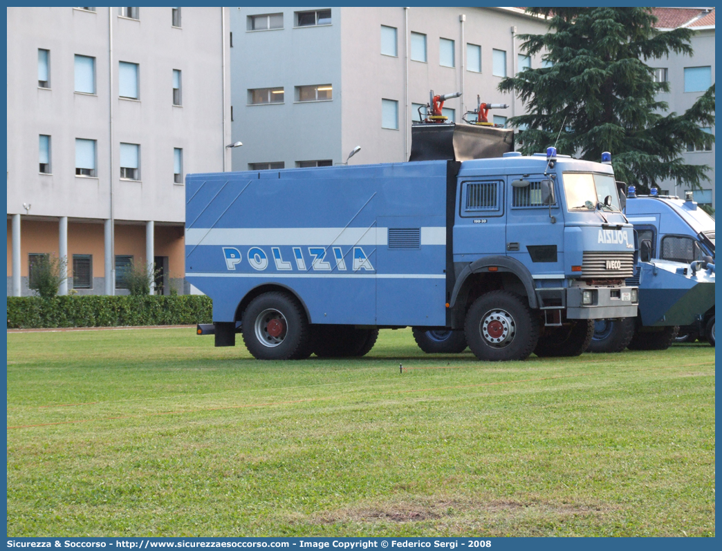 Polizia A7043
Polizia di Stato
Reparto Mobile
Iveco 190-30
(variante)
Parole chiave: A7043;Polizia di Stato;Reparto Mobile;Ordine Pubblico;Iveco 190-30;Idrante