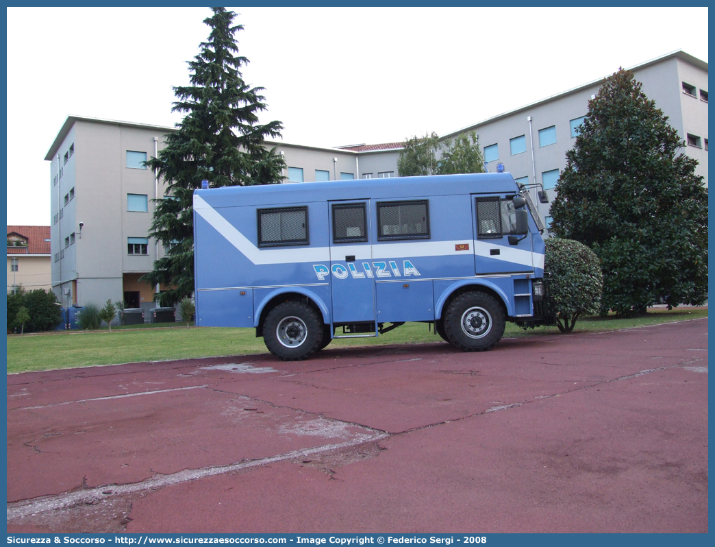 Polizia F7763
Polizia di Stato
Reparto Mobile
Iveco EuroCargo ML100E21 4x4
Allestitore Sperotto S.p.A.
Parole chiave: PS;P.S.;Polizia;di;Stato;Reparto;Mobile;Ordine;Pubblico;Iveco;EuroCargo;ML100E21;Sperotto