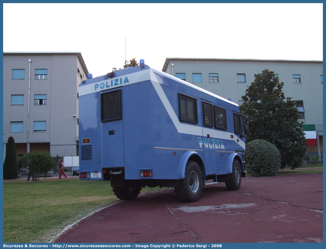 Polizia F7763
Polizia di Stato
Reparto Mobile
Iveco EuroCargo ML100E21 4x4
Allestitore Sperotto S.p.A.
Parole chiave: PS;P.S.;Polizia;di;Stato;Reparto;Mobile;Ordine;Pubblico;Iveco;EuroCargo;ML100E21;Sperotto