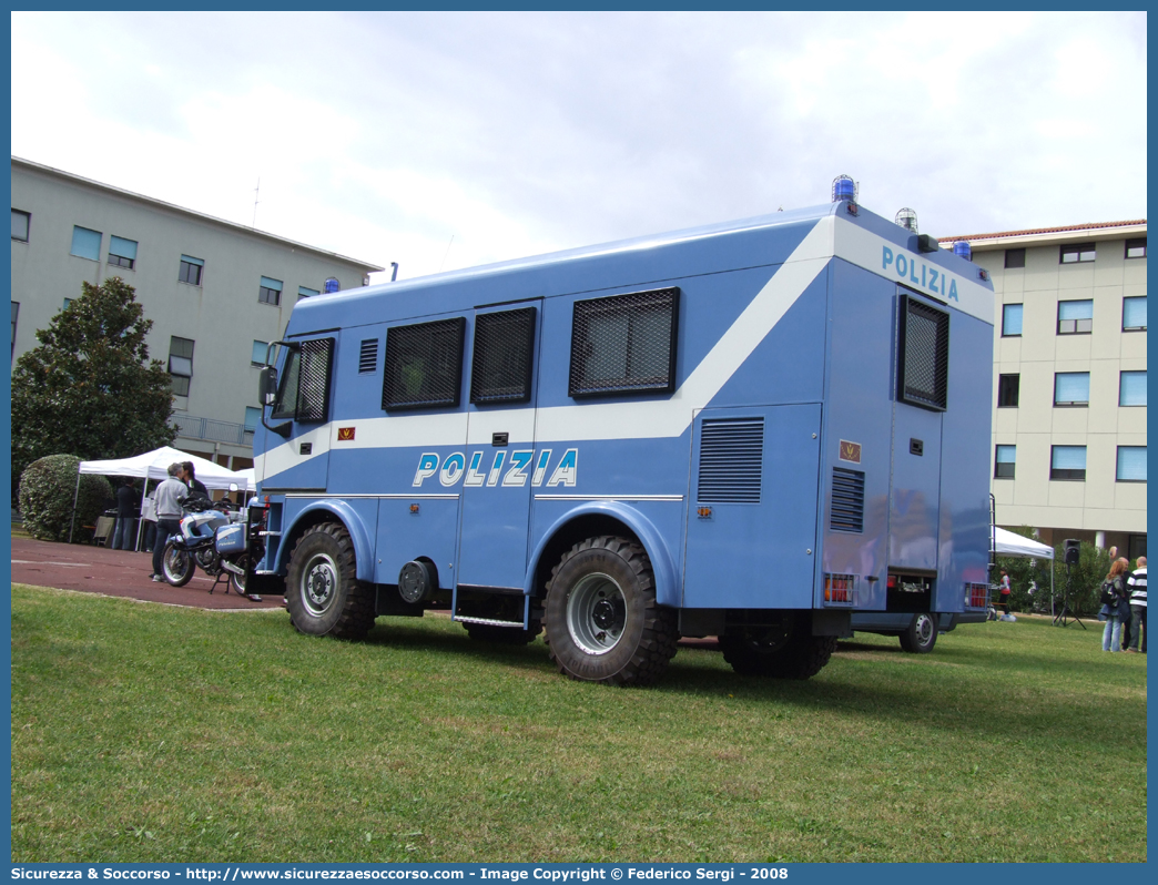 Polizia F7763
Polizia di Stato
Reparto Mobile
Iveco EuroCargo ML100E21 4x4
Allestitore Sperotto S.p.A.
Parole chiave: PS;P.S.;Polizia;di;Stato;Reparto;Mobile;Ordine;Pubblico;Iveco;EuroCargo;ML100E21;Sperotto