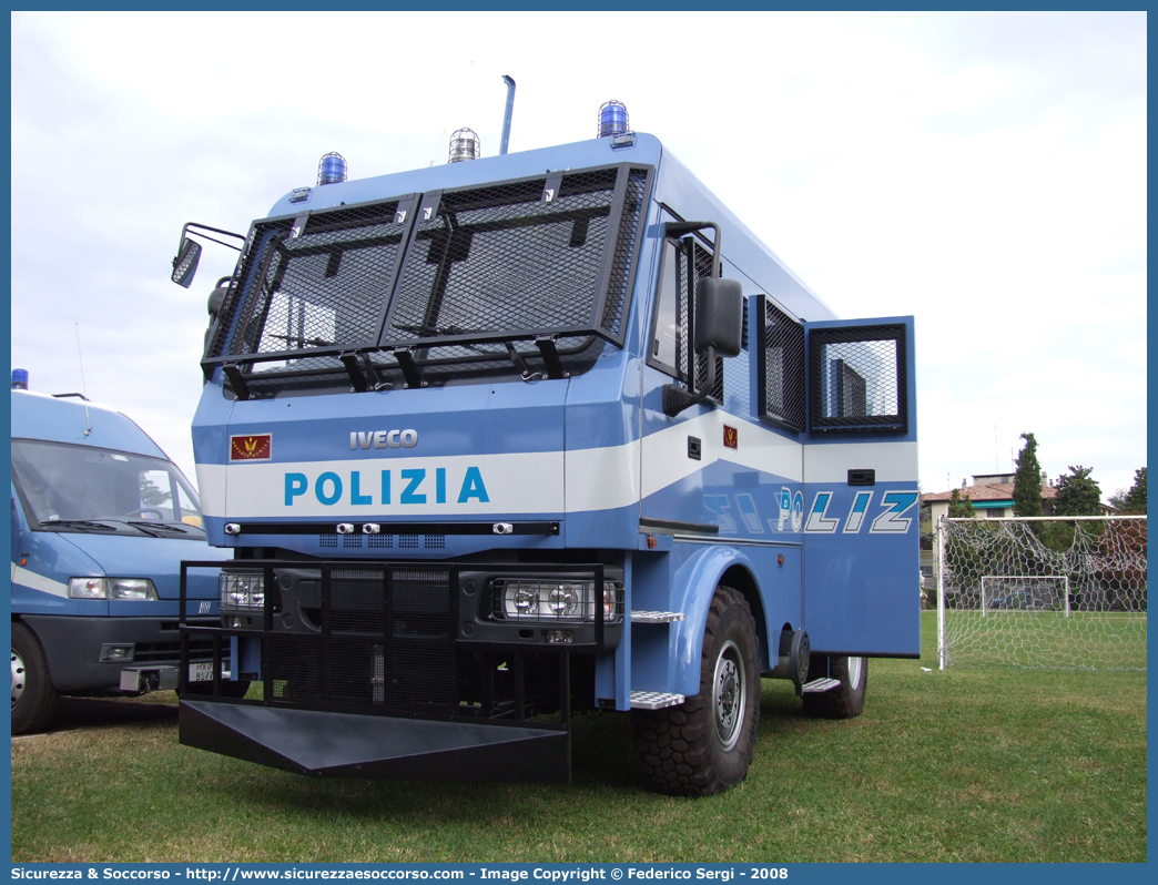 Polizia F7763
Polizia di Stato
Reparto Mobile
Iveco EuroCargo ML100E21 4x4
Allestitore Sperotto S.p.A.
Parole chiave: PS;P.S.;Polizia;di;Stato;Reparto;Mobile;Ordine;Pubblico;Iveco;EuroCargo;ML100E21;Sperotto