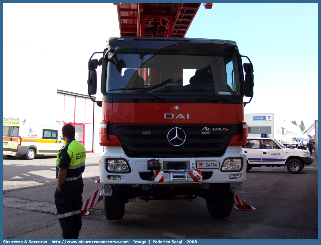 VF 24754
Corpo Nazionale Vigili del Fuoco
Nucleo Aeroportuale
Mercedes Benz Actros 3341 II serie
Parole chiave: Corpo;Nazionale;Vigili del Fuoco;Vigili;Fuoco;Mercedes;Benz;Actros;Aeroportuale