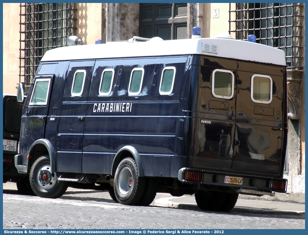 CC 575CA
Arma dei Carabinieri
Battaglioni Mobili
Iveco A55F14
Parole chiave: CC;575CA;Arma dei Carabinieri;Battaglioni Mobili;Iveco A55F14;Blindato;Ordine Pubblico