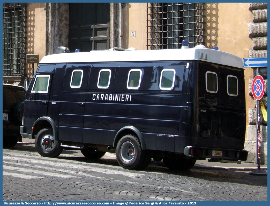 CC 575CA
Arma dei Carabinieri
Battaglioni Mobili
Iveco A55F14
Parole chiave: CC;575CA;Arma dei Carabinieri;Battaglioni Mobili;Iveco A55F14;Blindato;Ordine Pubblico