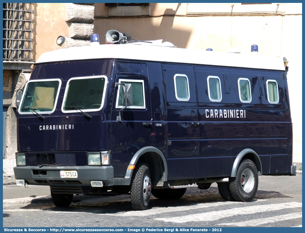 CC 575CA
Arma dei Carabinieri
Battaglioni Mobili
Iveco A55F14
Parole chiave: CC;575CAArma dei Carabinieri;Battaglioni Mobili;Iveco A55F14;Blindato;Ordine Pubblico