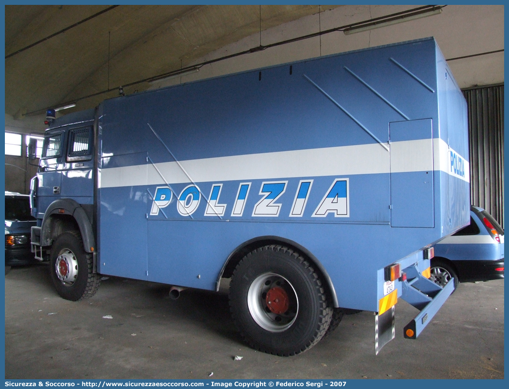 Polizia A7043
Polizia di Stato
Reparto Mobile
Iveco 190-30

Parole chiave: A7043;Polizia di Stato;Reparto Mobile;Ordine Pubblico;Iveco 190-30;Idrante