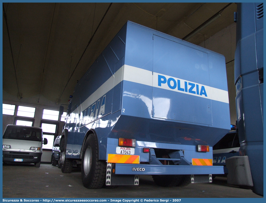 Polizia A7043
Polizia di Stato
Reparto Mobile
Iveco 190-30


Parole chiave: A7043;Polizia di Stato;Reparto Mobile;Ordine Pubblico;Iveco 190-30;Idrante