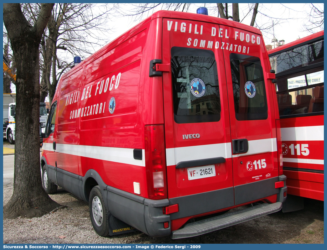 VF 21621
Corpo Nazionale Vigili del Fuoco
Nucleo Soccorso Subacqueo e Acquatico
Iveco Daily 35S13 III serie
Parole chiave: Corpo;Nazionale;Vigili del Fuoco;Vigili;Fuoco;Iveco;Daily;35S13;NSSA;N.S.S.A.;Soccorso;Subacqueo;Acquatico;Sommozzatori;Subacquei