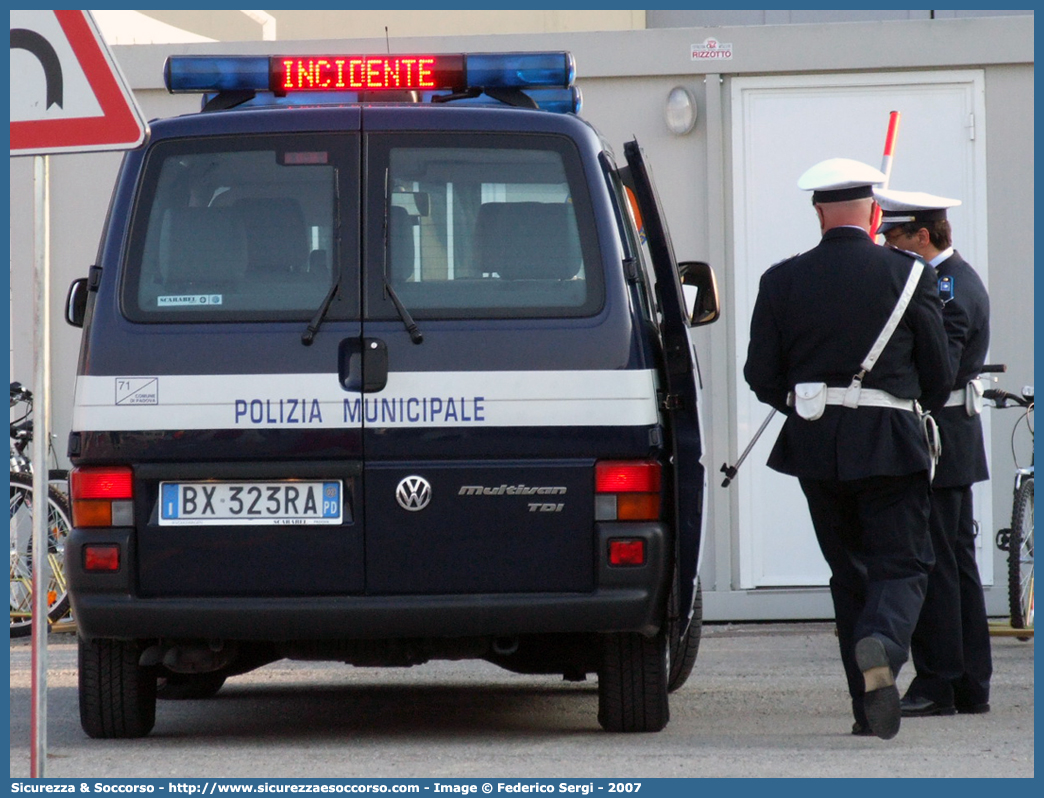 -
Polizia Municipale
Comune di Padova
Volkswagen Transporter T4 restyling
Parole chiave: Polizia;Locale;Municipale;Padova;Volkswagen;Transporter;T4