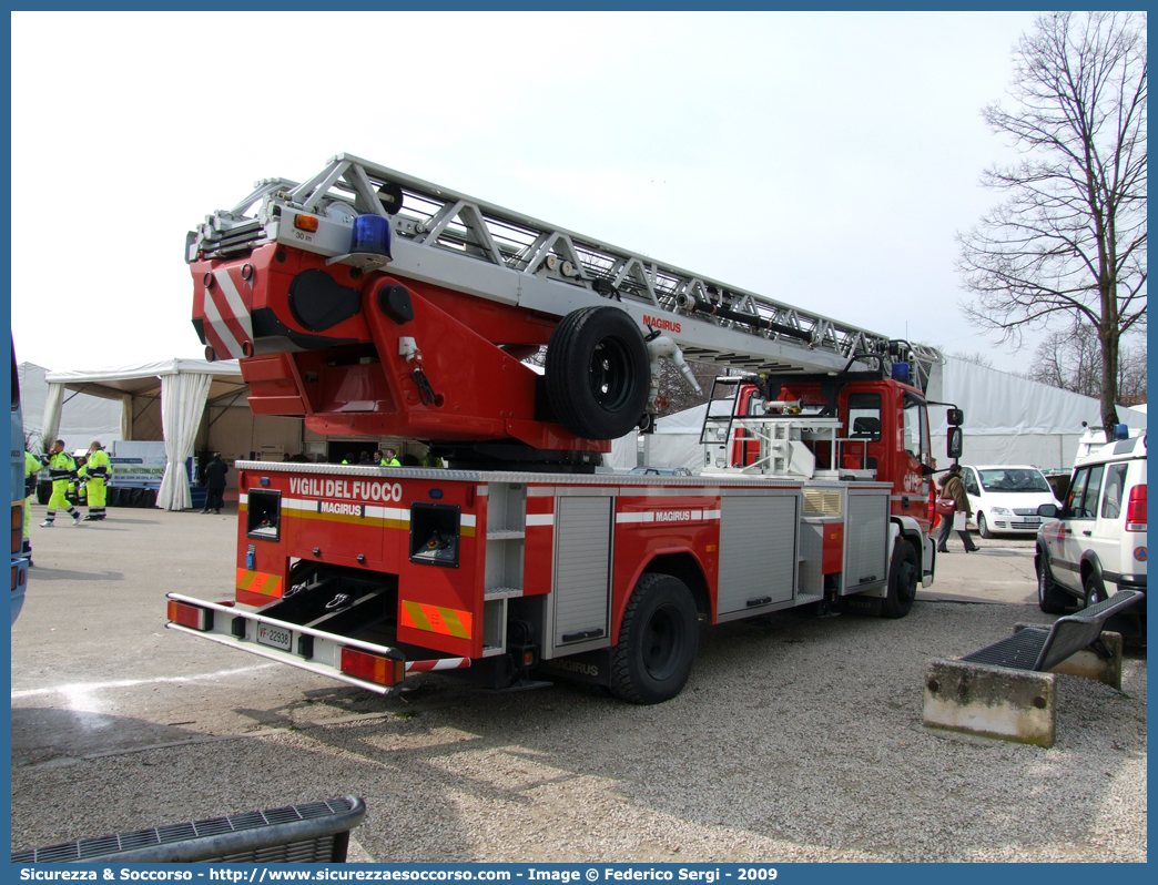 VF 22938
Corpo Nazionale Vigili del Fuoco
Iveco 150E28 EuroFire II serie
Allestitore Magirus
Parole chiave: VVF;V.V.F.;Corpo;Nazionale;Vigili;del;Fuoco;AutoScala;AS;Iveco;150E28;EuroFire;Magirus