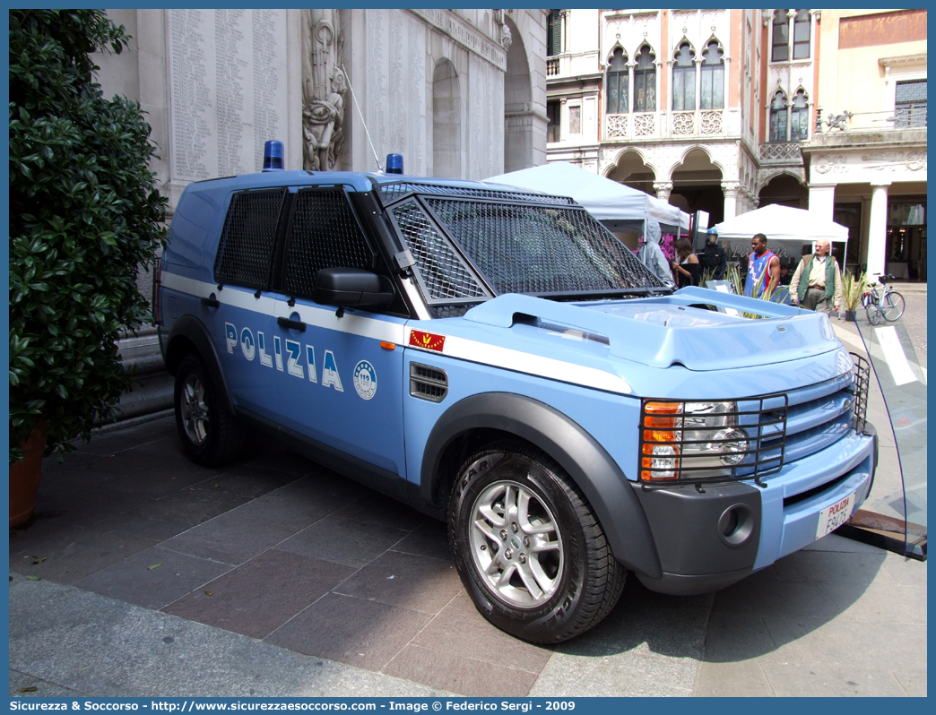 Polizia F9475
Polizia di Stato
Reparto Mobile
Land Rover Discovery 3
Allestitore Carrozzeria Marazzi S.p.A.
Parole chiave: F9475;PS;P.S.;Polizia di Stato;Reparto;Mobile;Ordine;Pubblico;Land Rover;Discovery;3