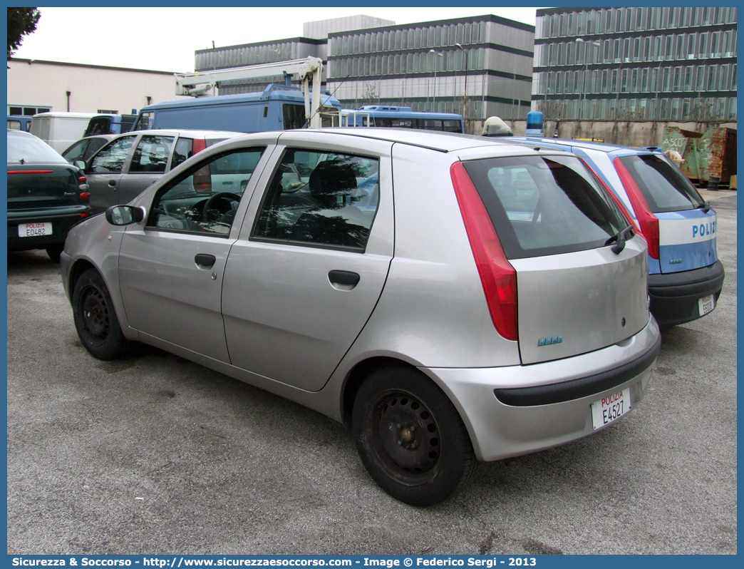 Polizia E4527
Polizia di Stato
Fiat Punto II serie
Parole chiave: Polizia di Stato;Polizia;PS;Fiat;Punto;E4527