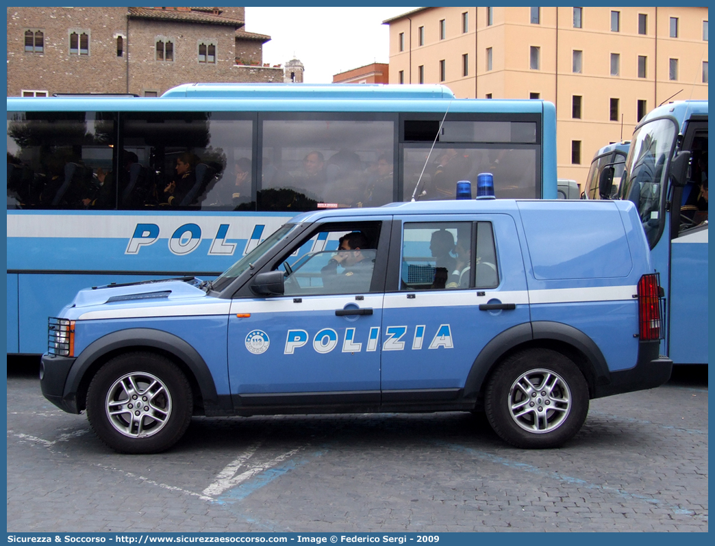 Polizia F5010
Polizia di Stato
Reparto Mobile
Land Rover Discovery 3
Allestitore Carrozzeria Marazzi S.p.A.
Parole chiave: F5010;PS;P.S.;Polizia di Stato;Reparto;Mobile;Ordine;Pubblico;Land Rover;Discovery;3