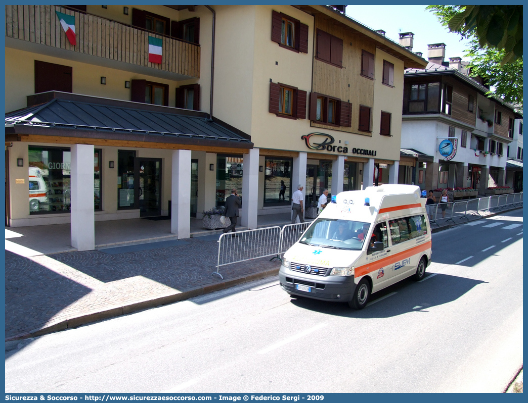 ALFA 3
SUEM 118 Belluno
Azienda ULSS 1 - Dolomiti
Auronzo di Cadore
Volkswagen Transporter T5
Allestitore Mariani Fratelli S.r.l.
Parole chiave: 118;SUEM;S.U.E.M.;Belluno;Pieve di Cadore;Ambulanza;Volkswagen;Transporter;T5;Fratelli Mariani