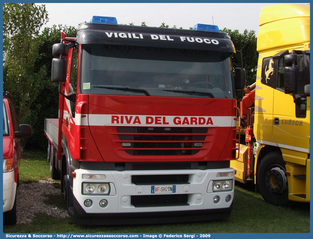 VF 5H2TN
Corpo Vigili del Fuoco Volontari Riva del Garda
Iveco Stralis AS I serie

Parole chiave: VF;V.F.;Vigili del Fuoco;Vigili;Fuoco;Volontari;Riva del Garda;Iveco;Stralis AS I serie;5H2TN